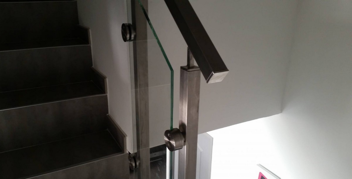 Une rambarde en acier carré pour mettre en valeur votre escalier