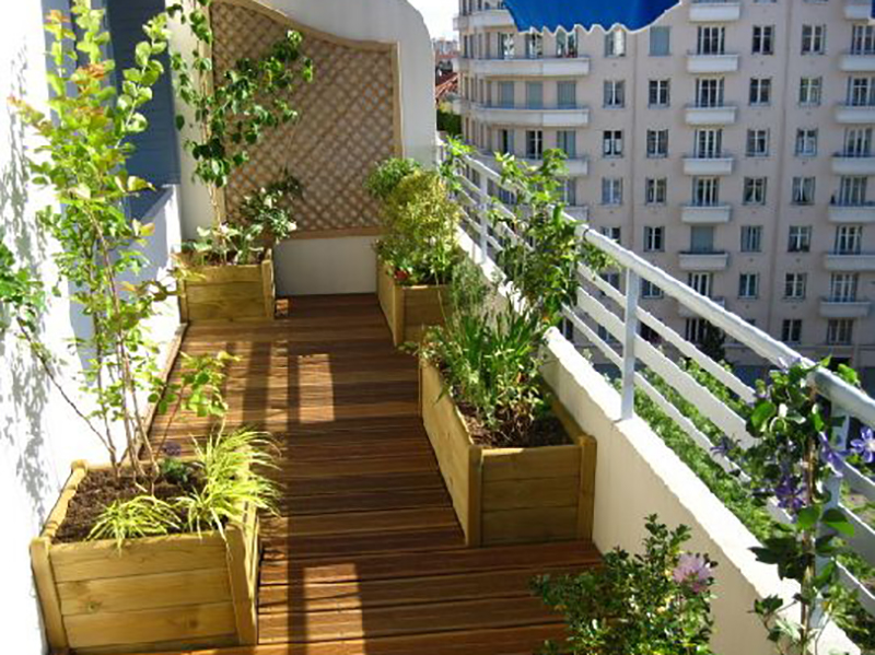 Comment bien aménager un balcon long et étroit ?